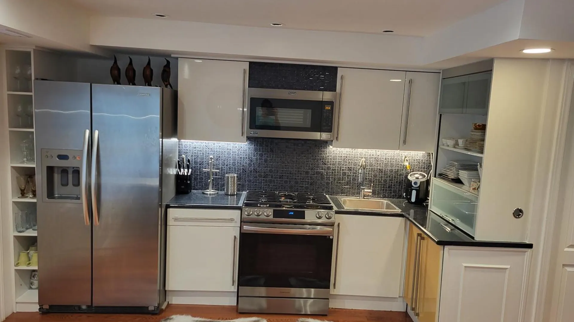 Downtown Toronto House Central 2Bed 2Bath Subway Free Parking 0*,  Canadá